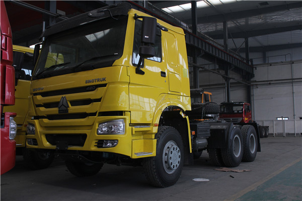 Żółta ciężarówka ciągnikowa Sinotruk Howo 6x4 z ​​silnikiem WD615 i kabiną HW76