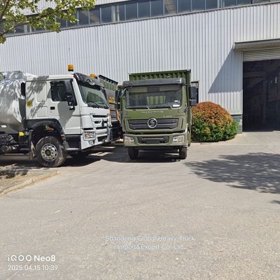 Ciężarówka Sinotruk HOWO 4×2 z napędem, silnikiem 210 KM i skrzynią ładunkową z blachy falistej ze stopu aluminium