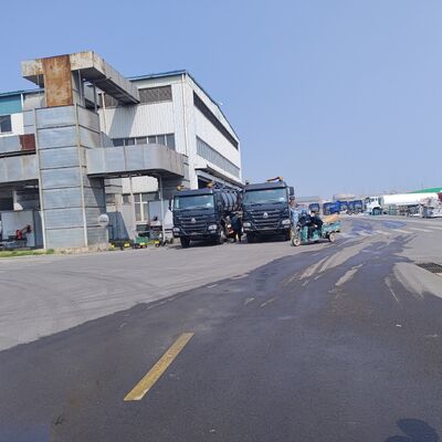 HOWO 15CBM Wysysacz ścieków próżniowy z kołem napędowym 6*4 i paliwem napędowym do czyszczenia zbiorników septycznych i transportu błota