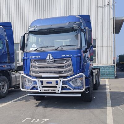Ciągnik siodłowy HOWO NX 6×4 z silnikiem wysokoprężnym o mocy 420 KM, ręczną skrzynią biegów o dużej wytrzymałości i wzmocnionym podwoziem dla górnictwa