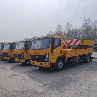 HOWO 4×2 Crash Cushion Truck z wielowarstwową stalową konstrukcją pochłaniającą energię Hydrauliczny system podnoszenia i światła ostrzegawcze LED zapewniające bezpieczeństwo na drodze