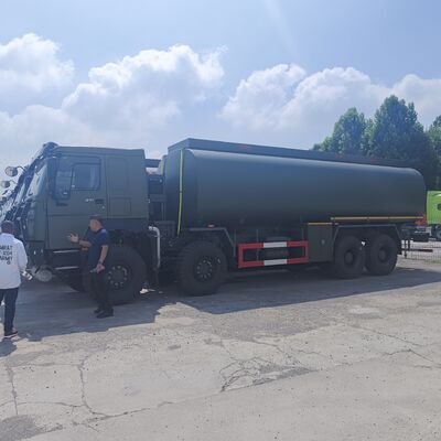 HOWO 8×8 45000L Cisterna paliwowa z silnikiem o mocy 371 KM i napędem na wszystkie koła 8×8 do transportu ciężkiego paliwa