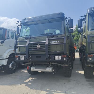 Cysterna paliwowa HOWO 8×8 o pojemności 30000 l i silniku o mocy 371 KM do ciężkiego transportu paliw