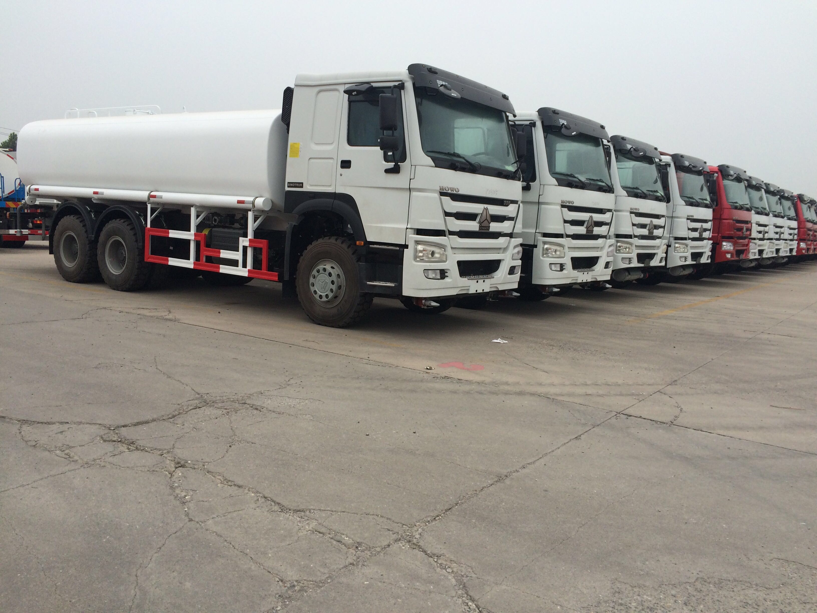 SINOTRUK HOWO 28000L RHD Cisterna 8x4 6x4 Napęd 12 opon
