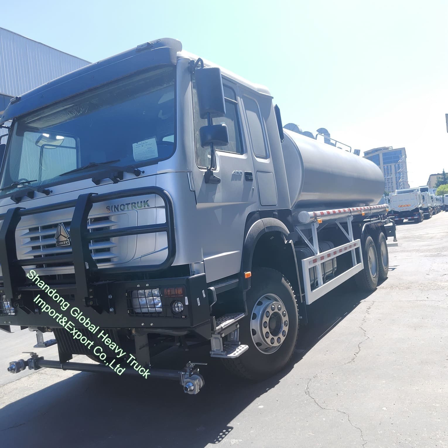 HOWO Ciężarówka z zbiornikami wody Sinotruck HOWO 6*4 Ciężarówka z spryskiwaczami 20000 litrów Ciężarówka z zbiornikami wody do sprzedaży