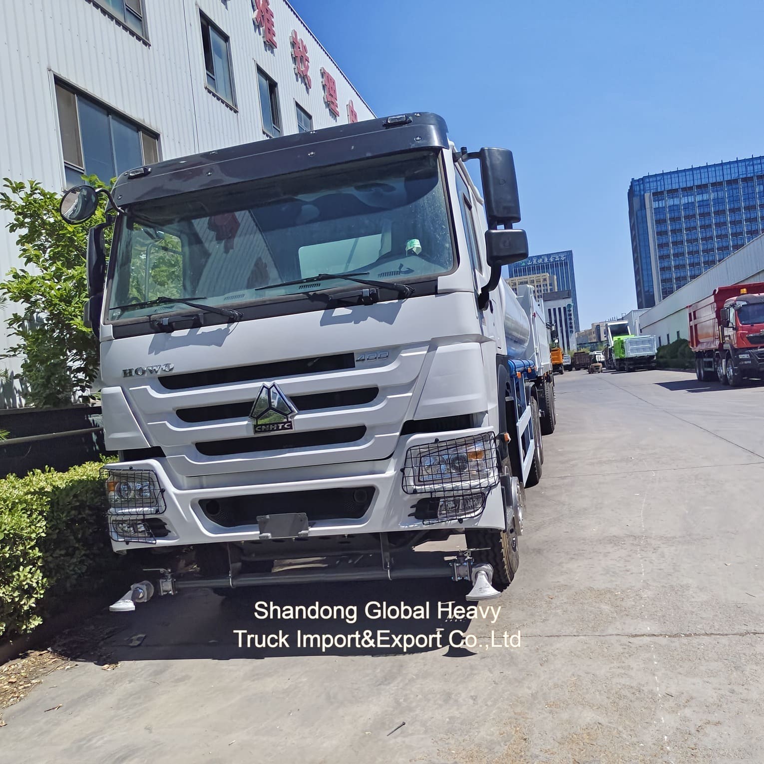 Ciężarówka zbiornikowa z wodą o pojemności 8000 l z zbiornikiem ze stali węglowej i samoprzygramowaną pompą do kanalizacji miejskiej