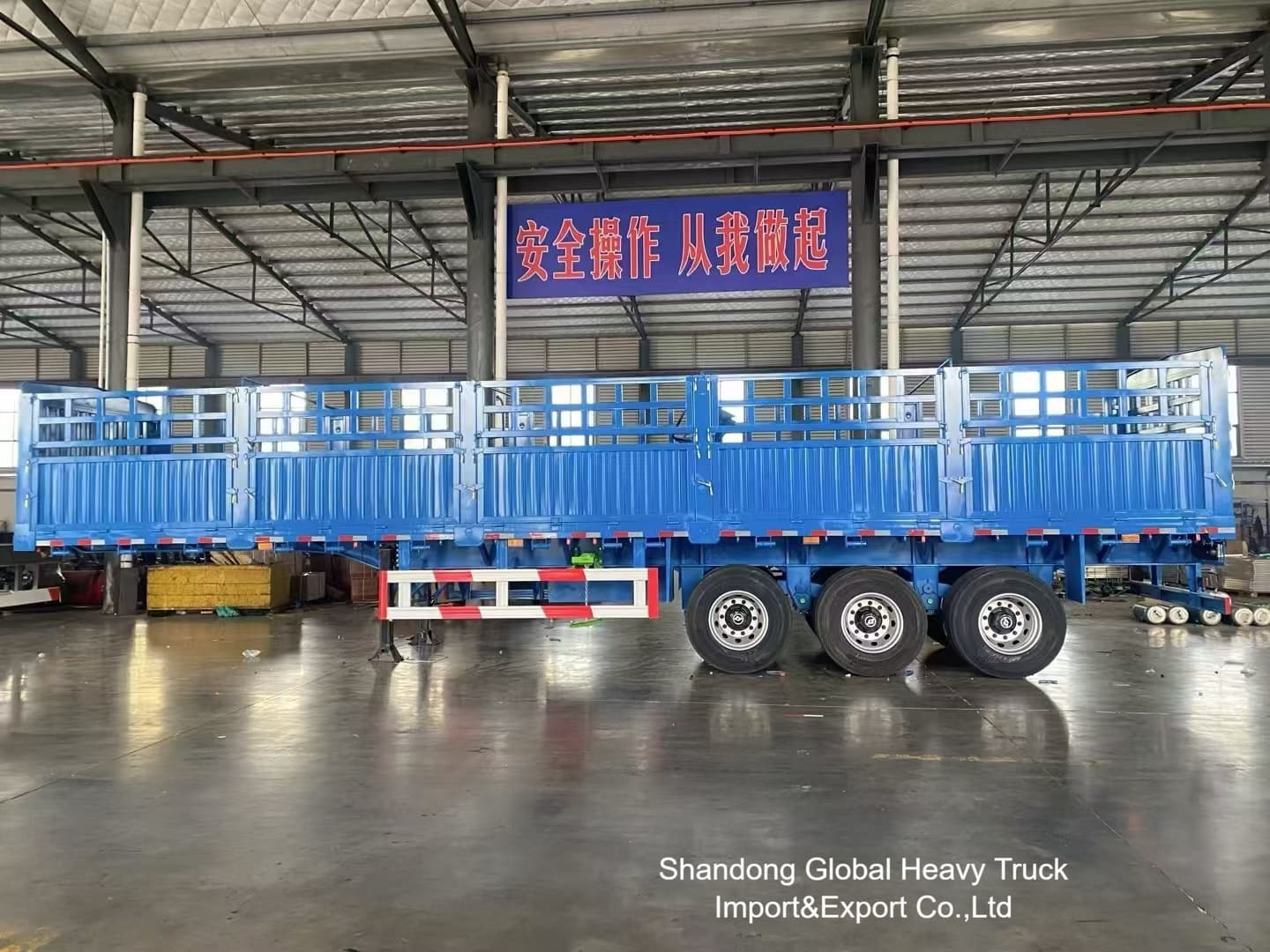 3-osiowa naczepa siodłowa z burtami 50 ton z zawieszeniem pneumatycznym