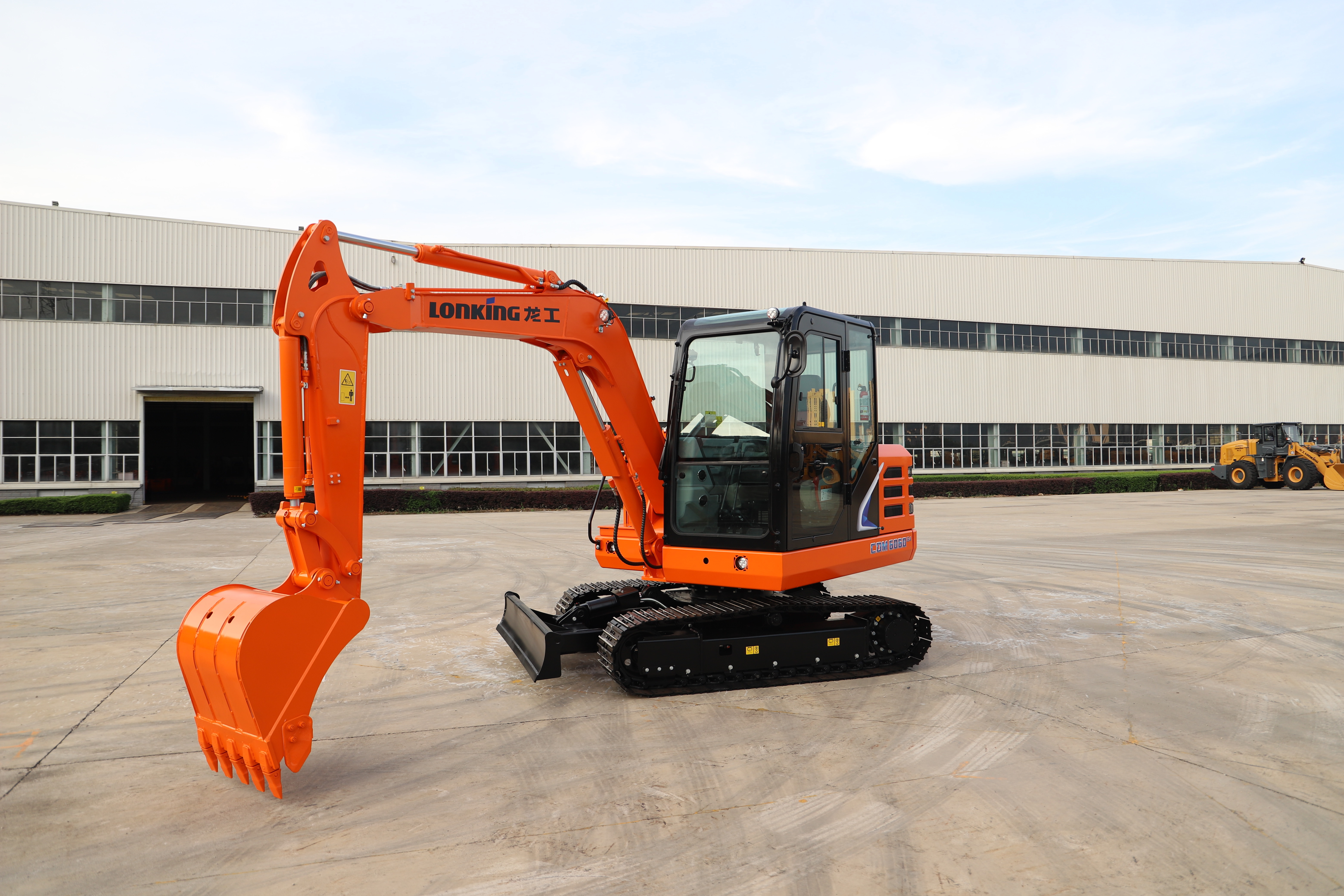 6 Ton Hydraulic Crawler Excavator with 15.4kw/2400rpm Power and 5900*2000*2600 mm Specification