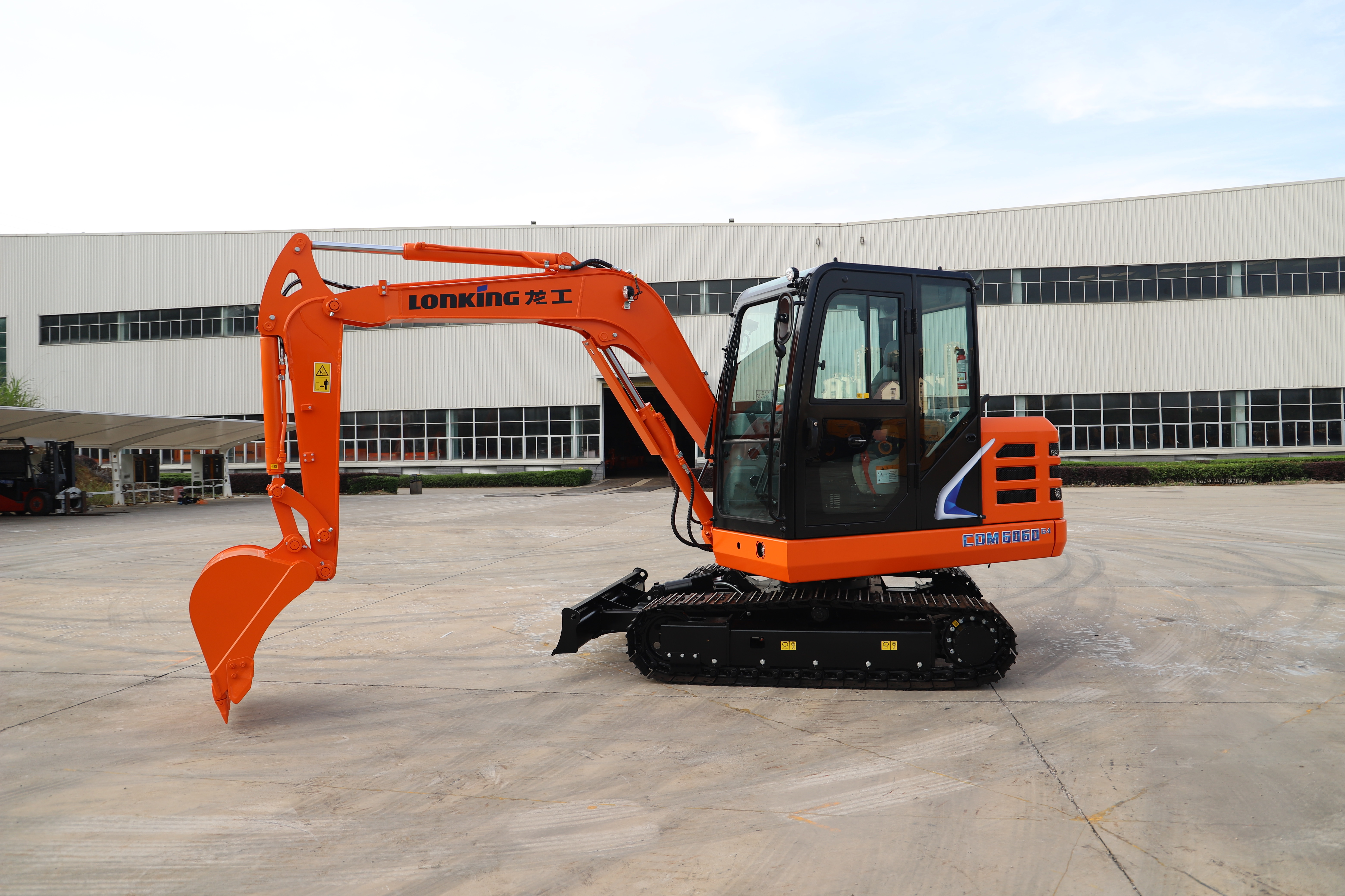 Lonking 6 Ton Hydraulic Mini Excavator z silnikiem o mocy 15,4 kW/2400 obr./min i wymiarami 5900*2000*2600 mm