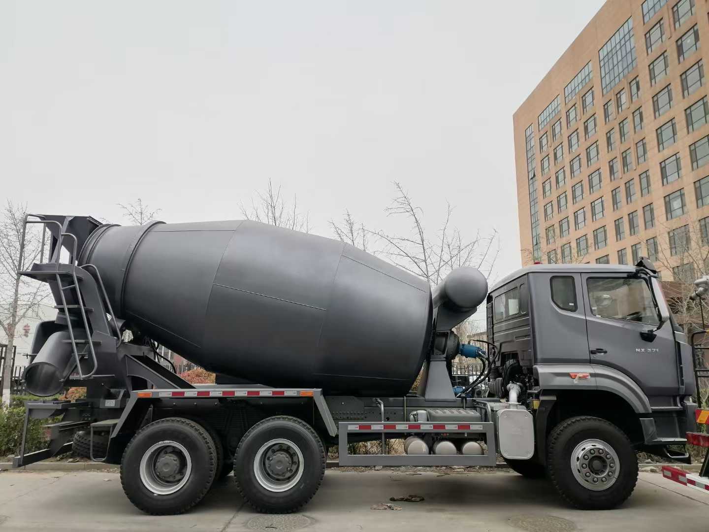 High Efficiency 6X4 12cubic HOWO Cement Truck Used Concrete Mixer Truck