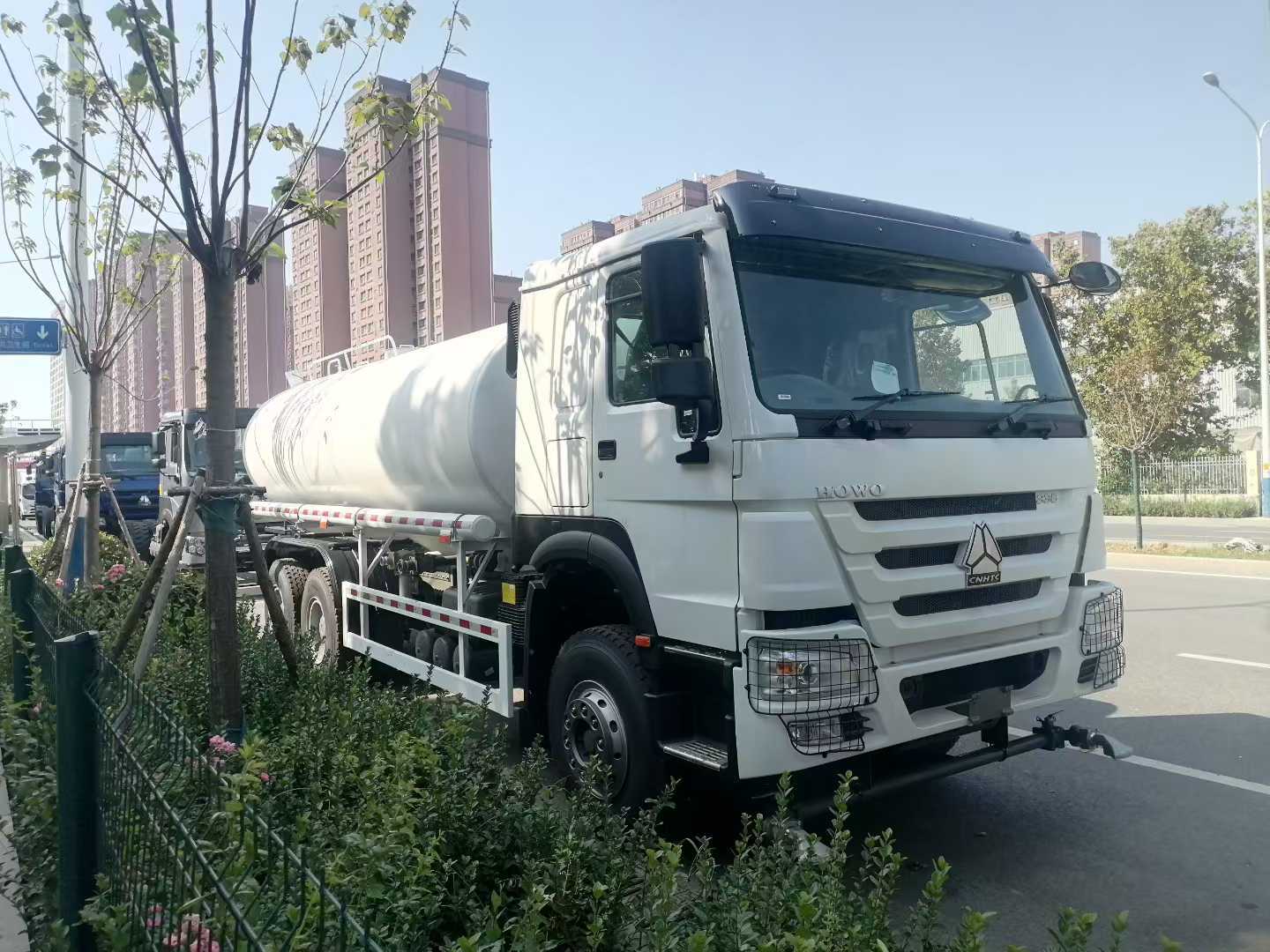 Heavy-Duty 10000L Capacity Water Tank Truck with Bidirectional Dumping and Sinotruk HOWO Chassis