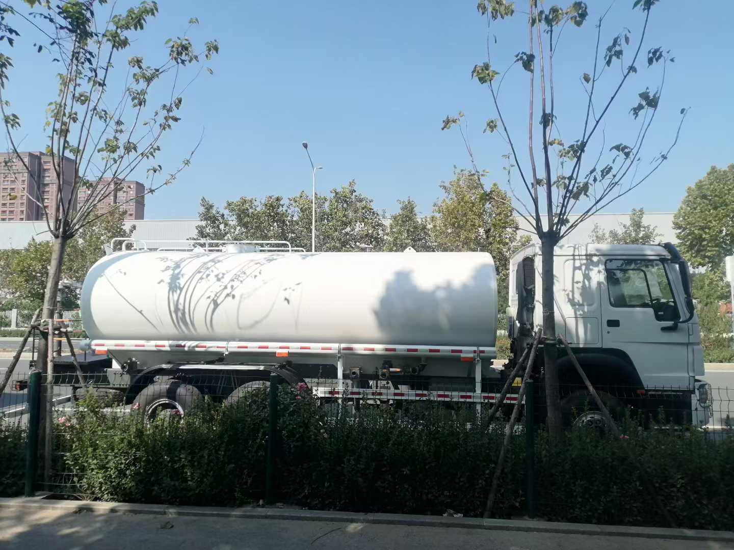 Ciężarówka z zbiornikami wody HOWO o pojemności ładunkowej 21-30 t i podwozie HOWO Sinotruk do niezawodnego transportu wody i rozrzucania