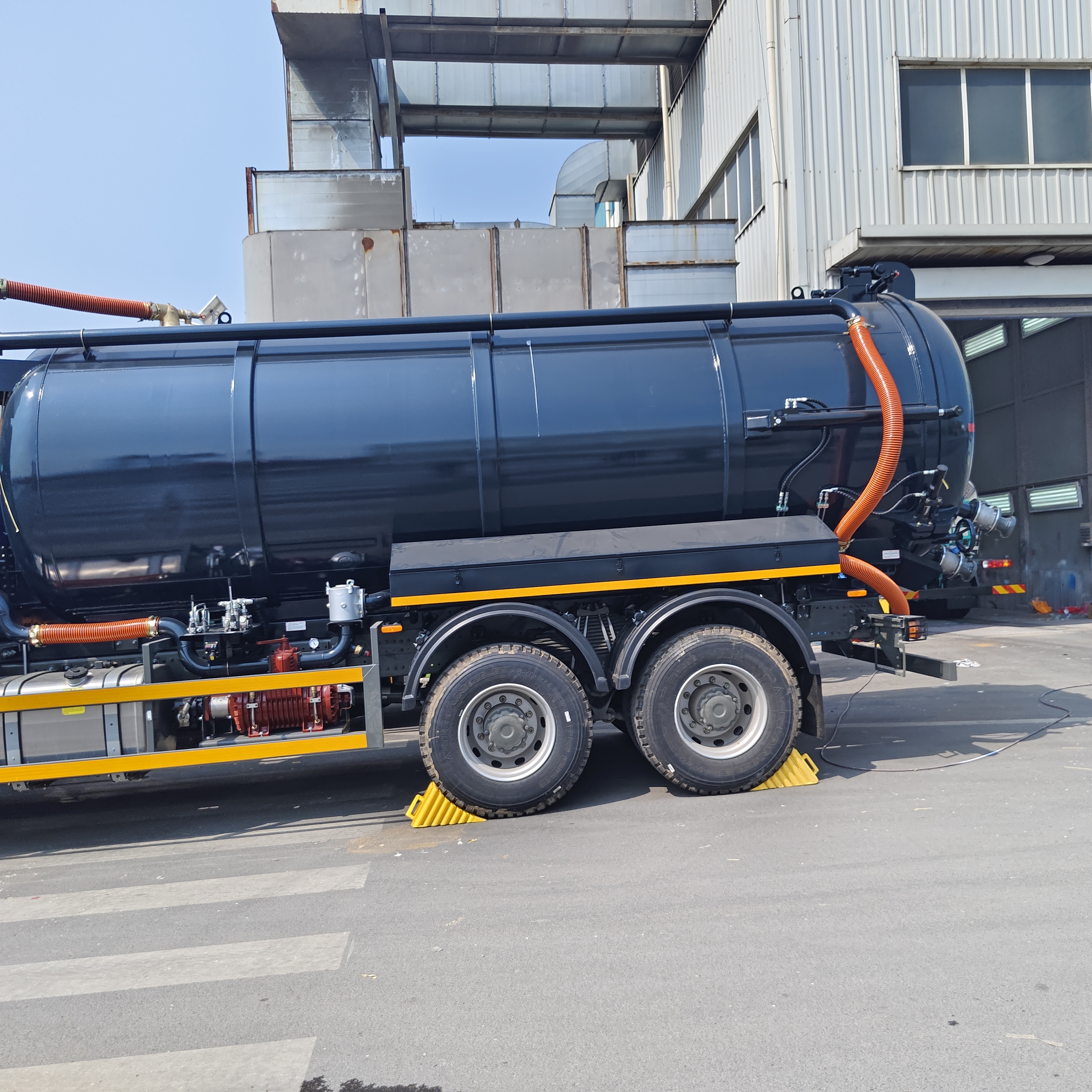 Wózek do odsysania ścieków HOWO 15CBM z napędem 6×4 i hydraulicznym opróżnianiem do czyszczenia szamba
