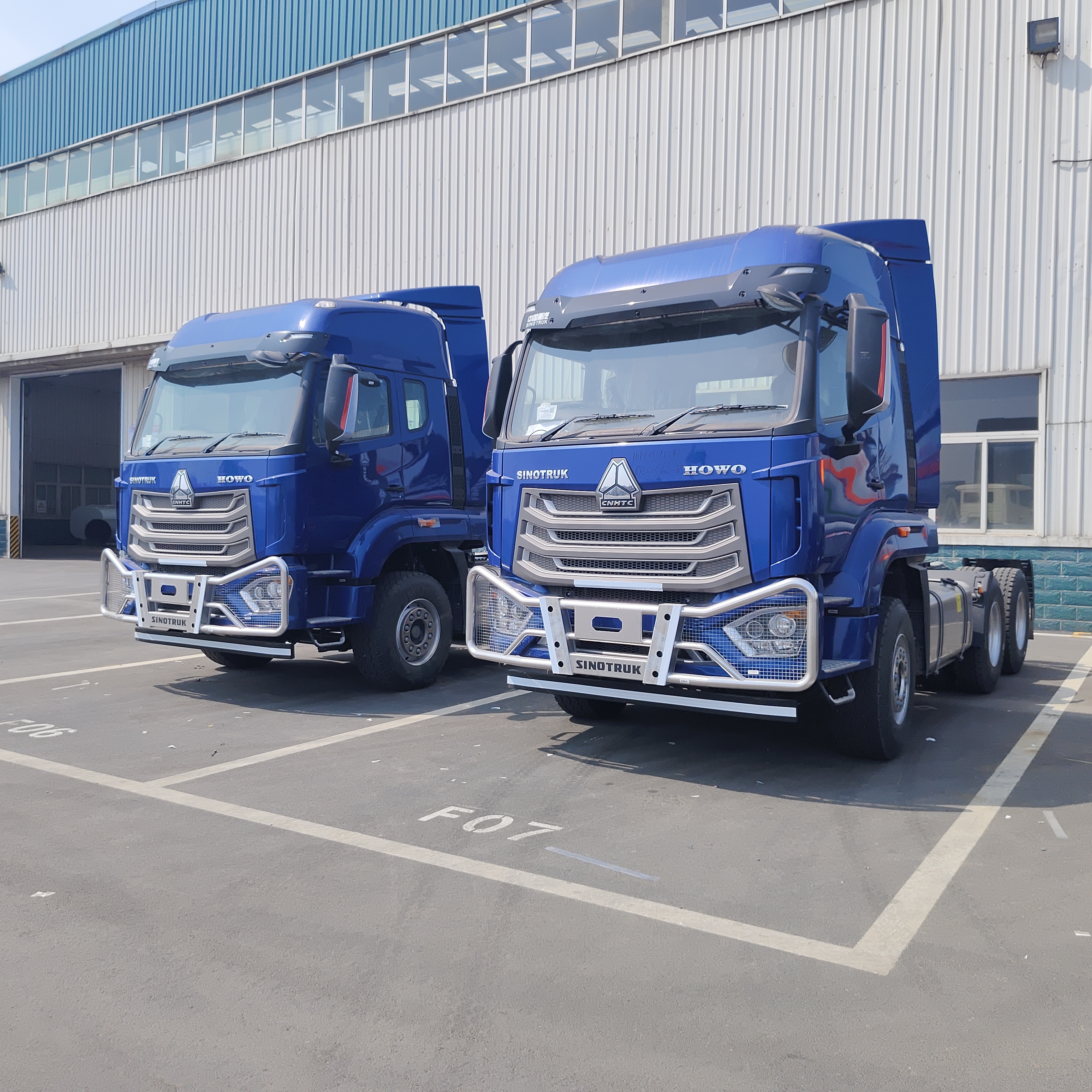 HOWO NX Pociąg ciężarowy z 6×4 kołami napędowymi silnikiem wysokoprężnym i kabiną z wysokim dachem do transportu górniczego i ładunków dalekobieżnych