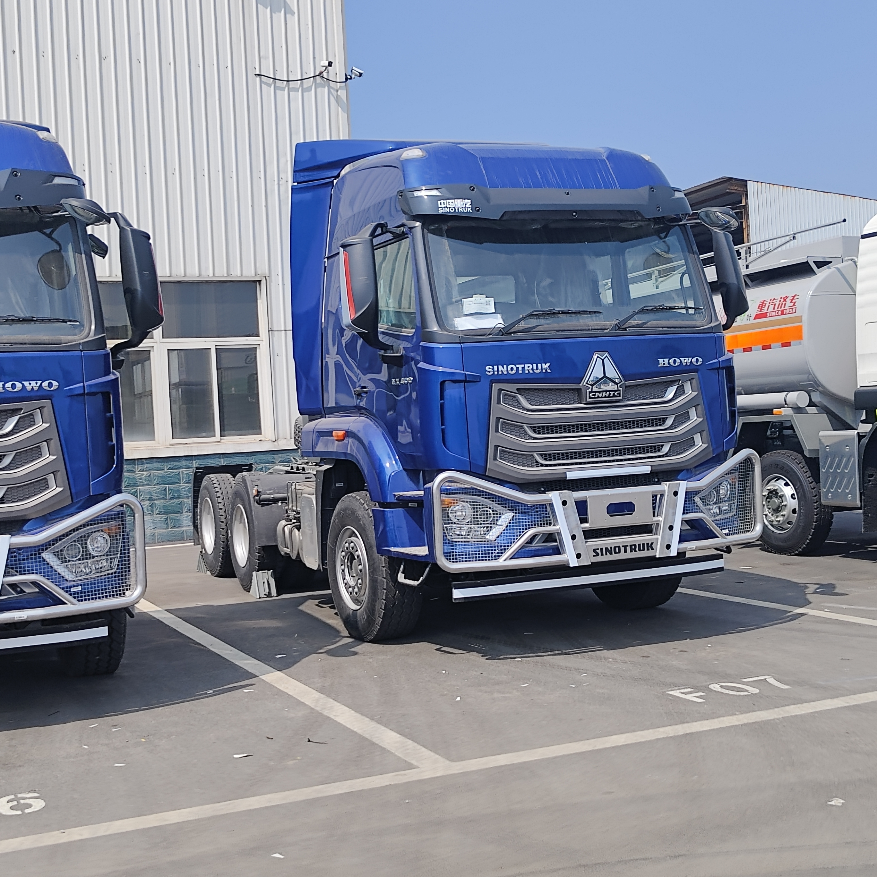 Ciągnik siodłowy HOWO NX 6×4 z silnikiem wysokoprężnym o mocy 420 KM, ręczną skrzynią biegów o dużej wytrzymałości i wzmocnionym podwoziem dla górnictwa