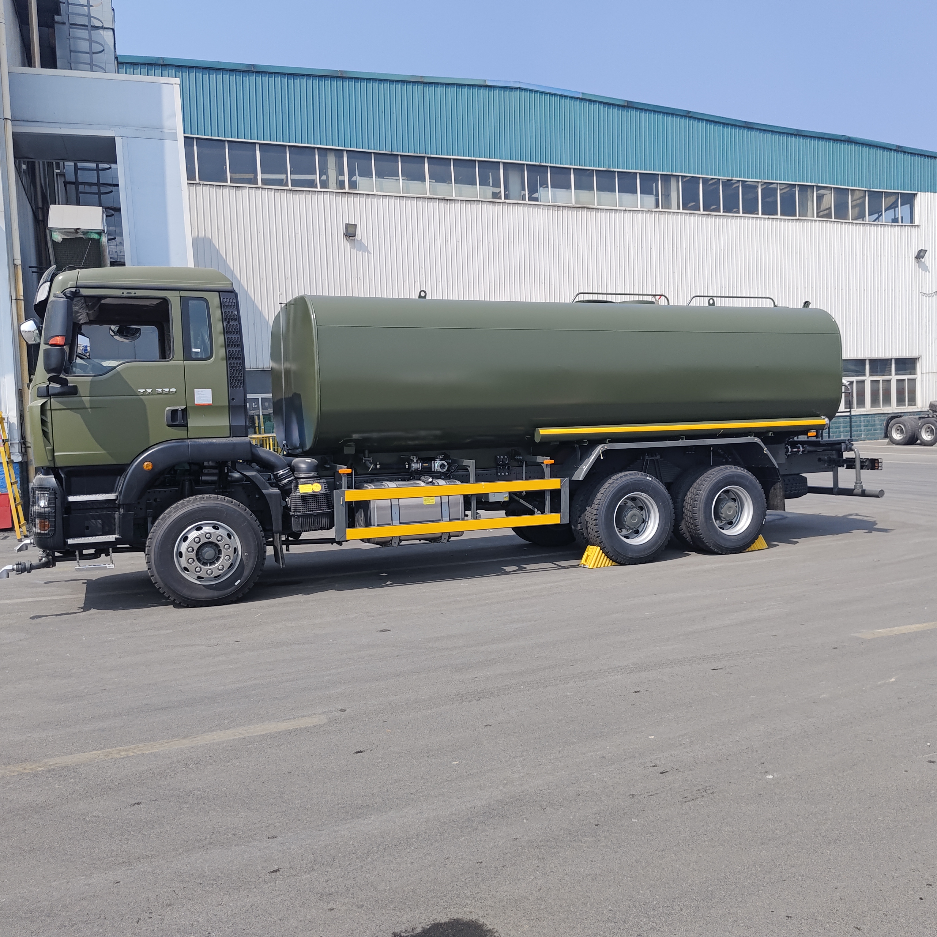 HOWO TX 6×4 Cisterna z wodą z pompą wodną o wysokim ciśnieniu o pojemności 15-20 CBM i wzmocnionym zbiornikiem do tłumienia pyłu i czyszczenia komunalnego