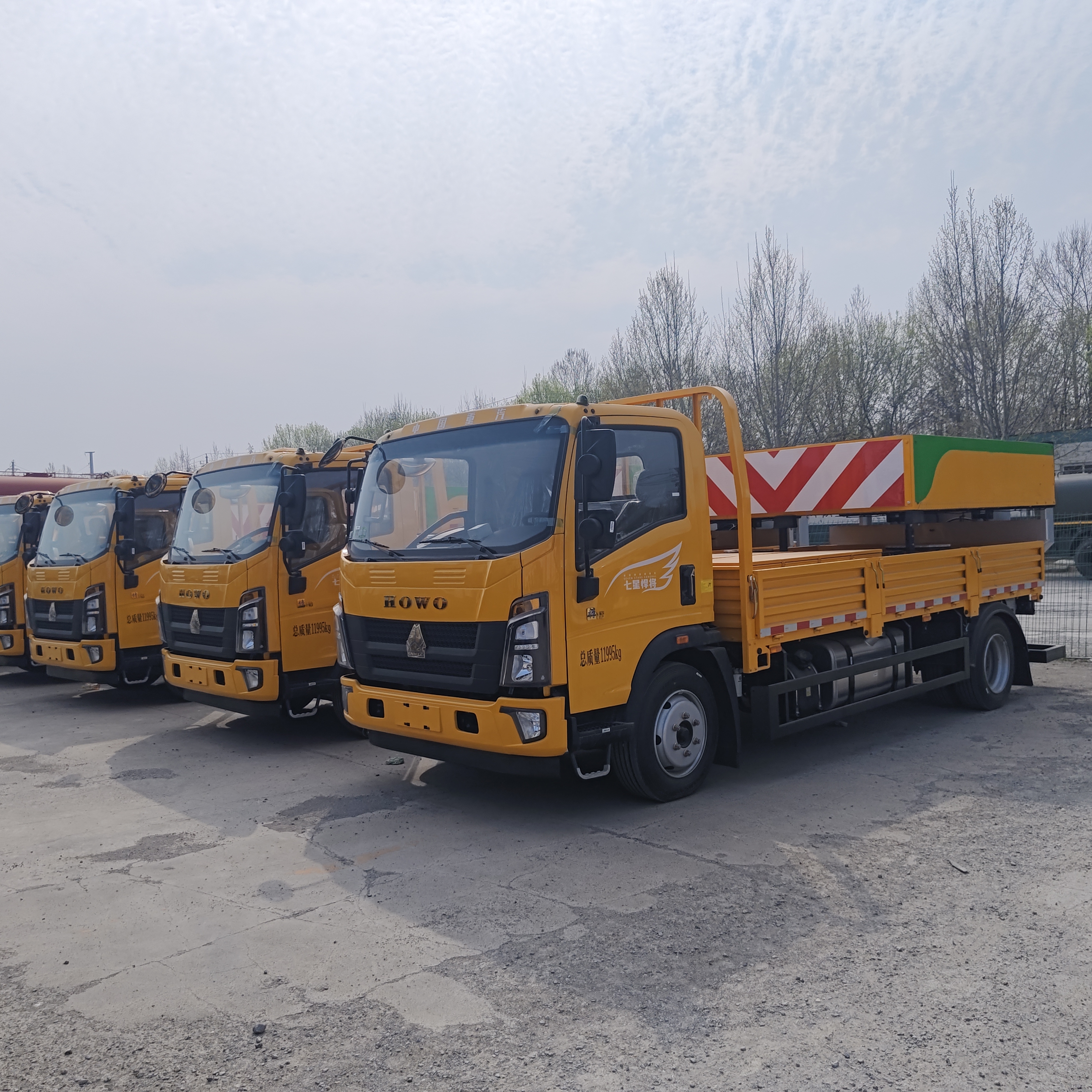 HOWO 4×2 Crash Cushion Truck z wielowarstwową stalową konstrukcją pochłaniającą energię Hydrauliczny system podnoszenia i światła ostrzegawcze LED zapewniające bezpieczeństwo na drodze