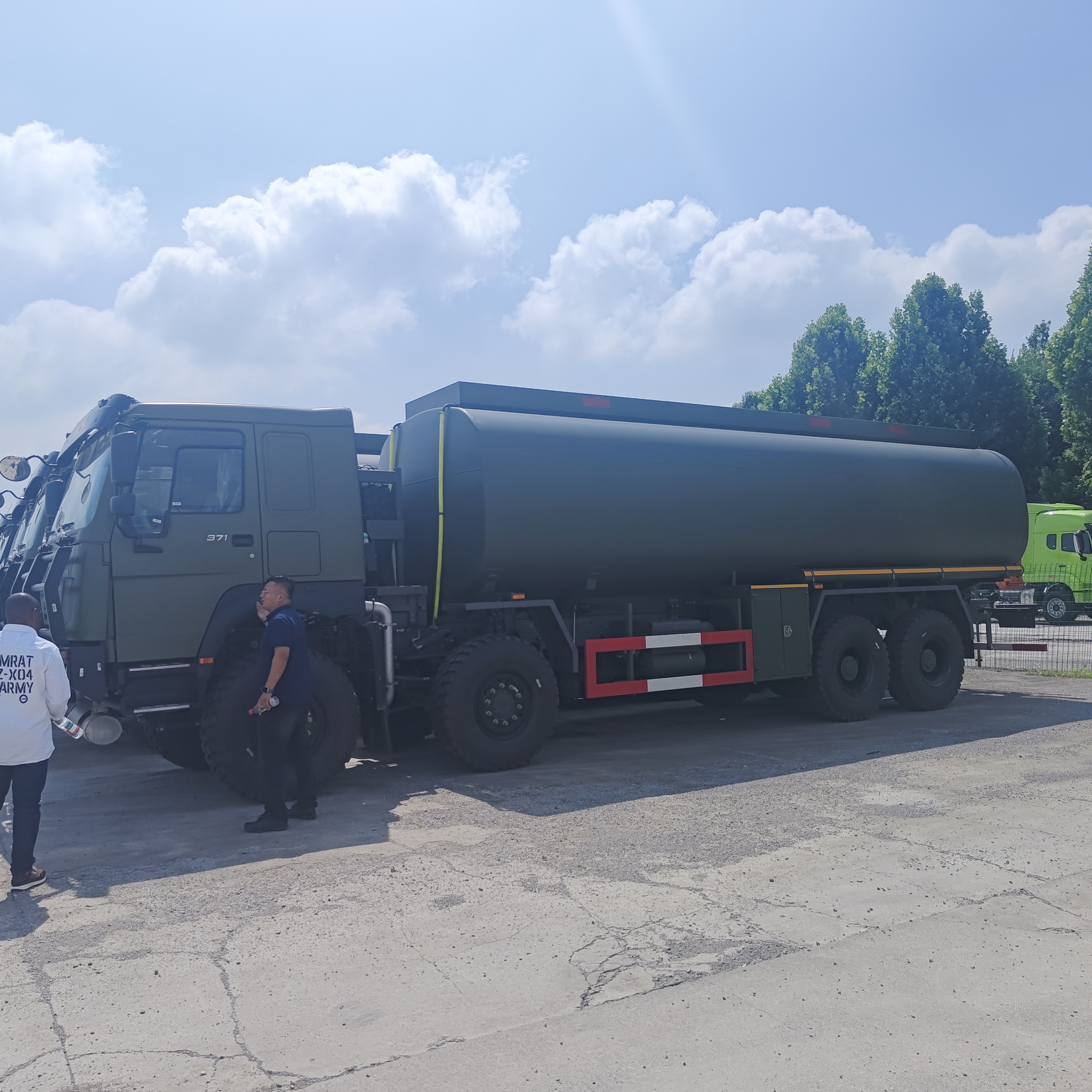 HOWO 8×8 60000L Cisterna paliwowa z silnikiem 371 KM do transportu ciężkiego paliwa