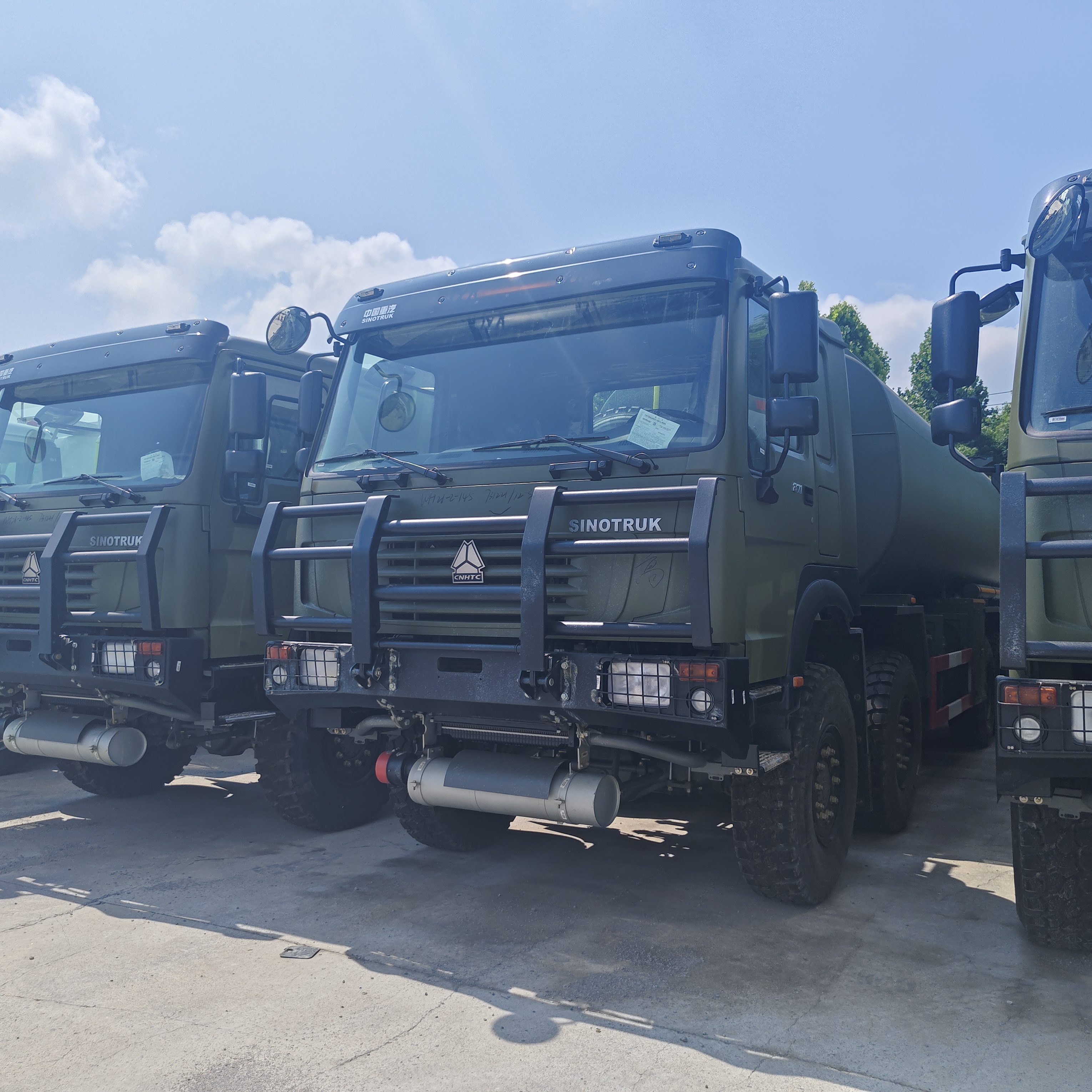 HOWO 8×8 50 000L Cisterna paliwowa z silnikiem o mocy 371 KM i napędem na wszystkie koła 8×8 do transportu ciężkiego paliwa