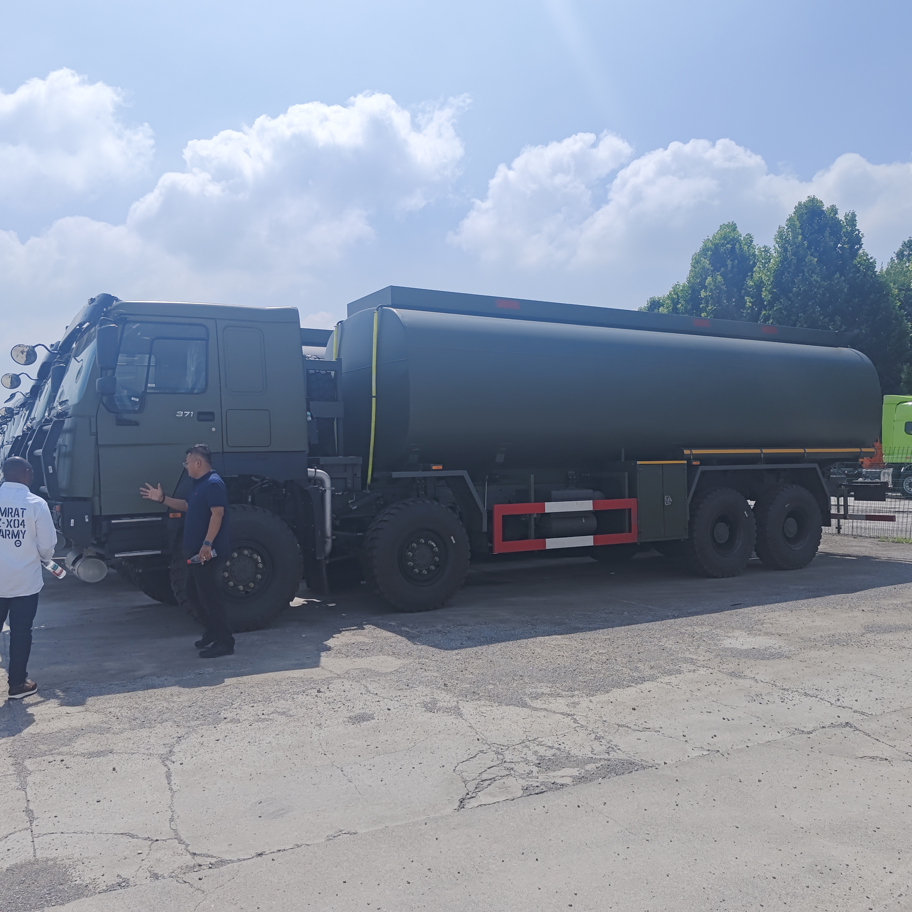 HOWO 8×8 45000L Cisterna paliwowa z silnikiem o mocy 371 KM i napędem na wszystkie koła 8×8 do transportu ciężkiego paliwa