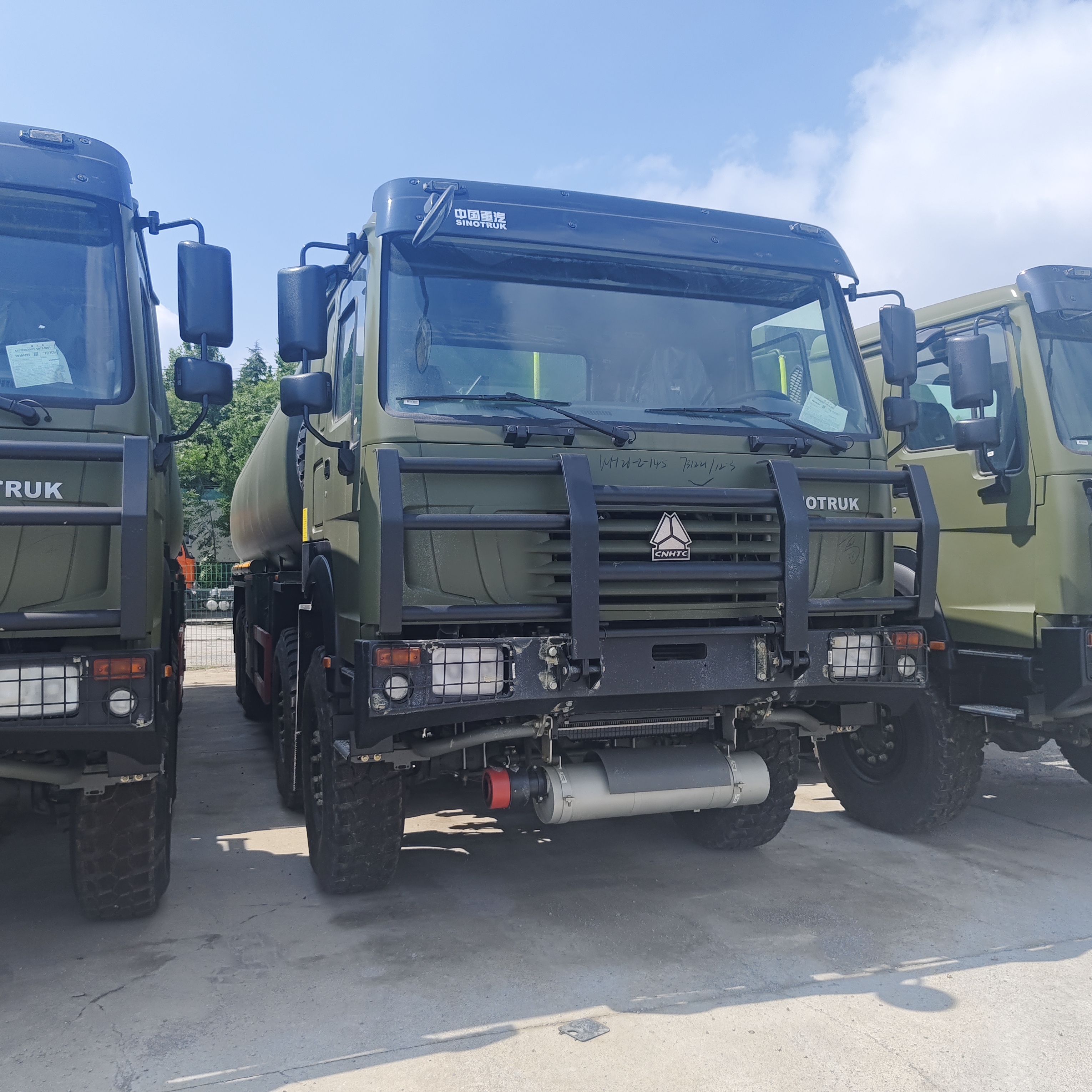 HOWO 8×8 40-litrowy wózek z czołgami paliwa z silnikiem o mocy 371 KM i napędem na wszystkie koła 8×8 do transportu ciężkiego paliwa