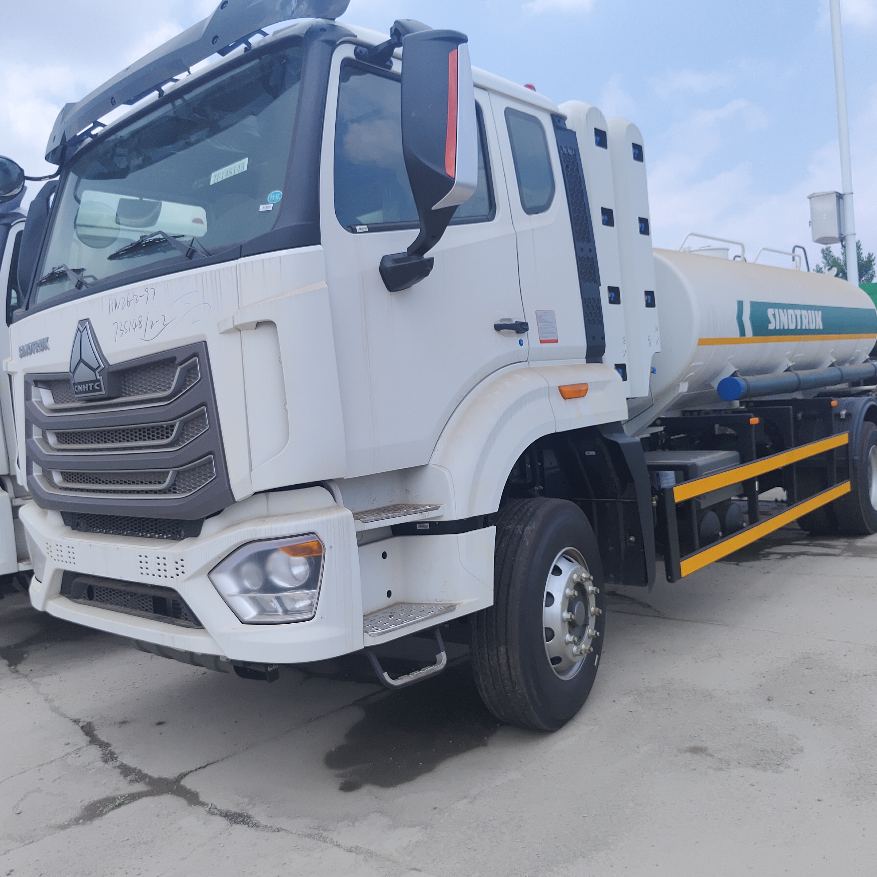 HOWO NX 6×4 CNG Tank Tank z silnikiem o mocy 400 KM i ładunkiem 20 T do transportu oleju napędowego i benzyny