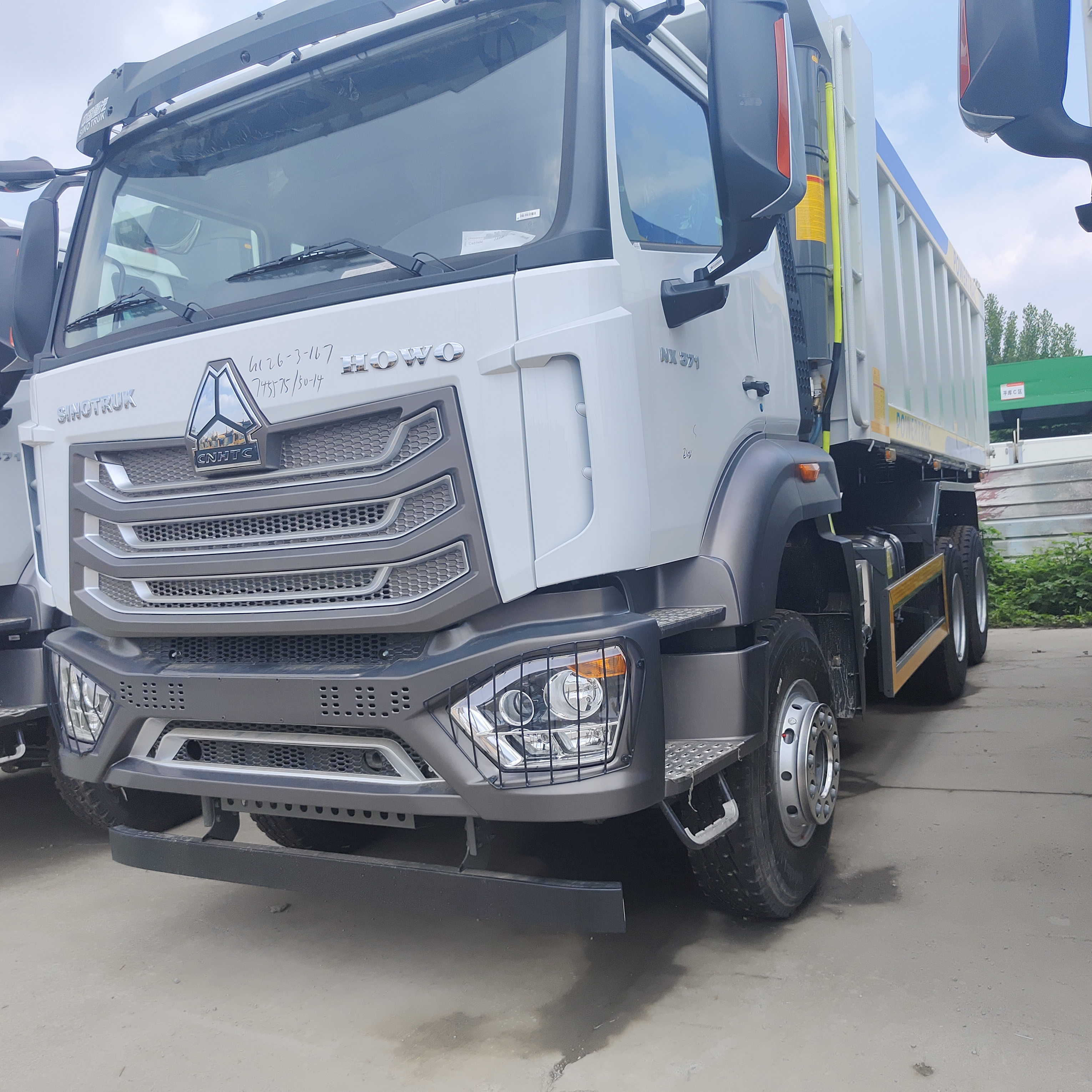 Wywrotka górnicza HOWO NX 6×4 z silnikiem o mocy 400 KM i wywrotką w kształcie litery U do transportu ciężkiego