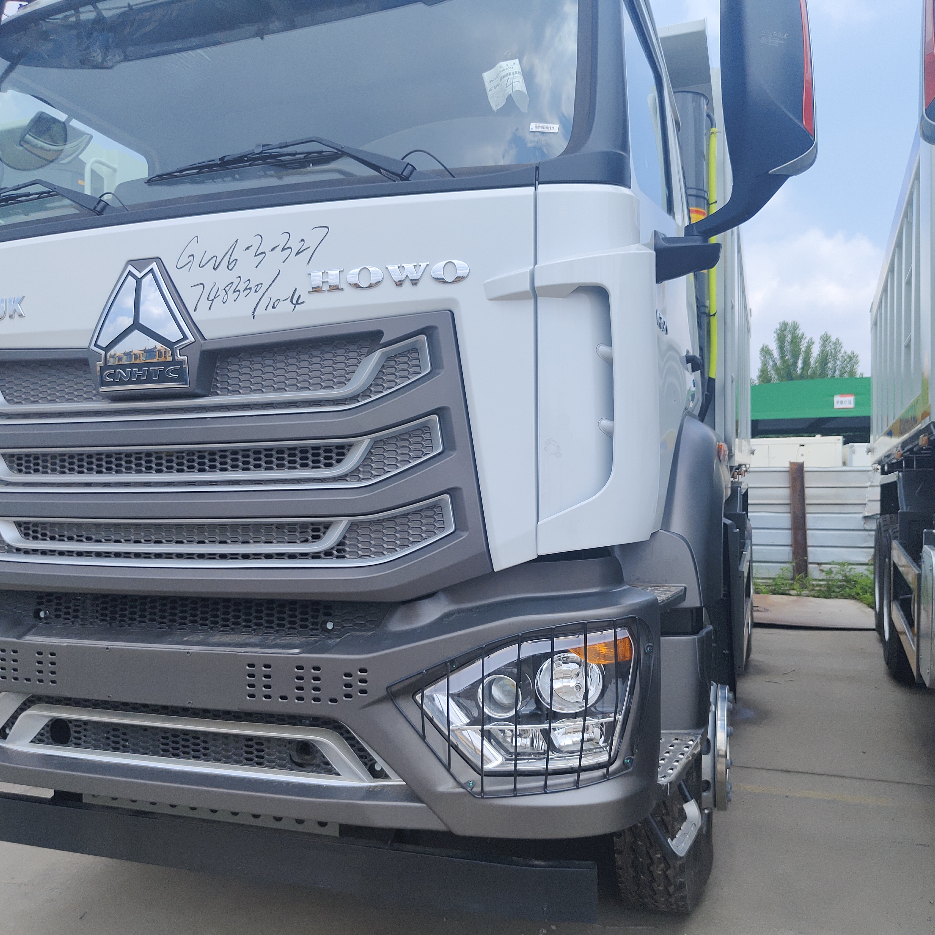 HOWO NX 6×4 ciężka ciężarówka z silnikiem o mocy 400 KM i nadwoziem 20CBM do kopalni i budownictwa