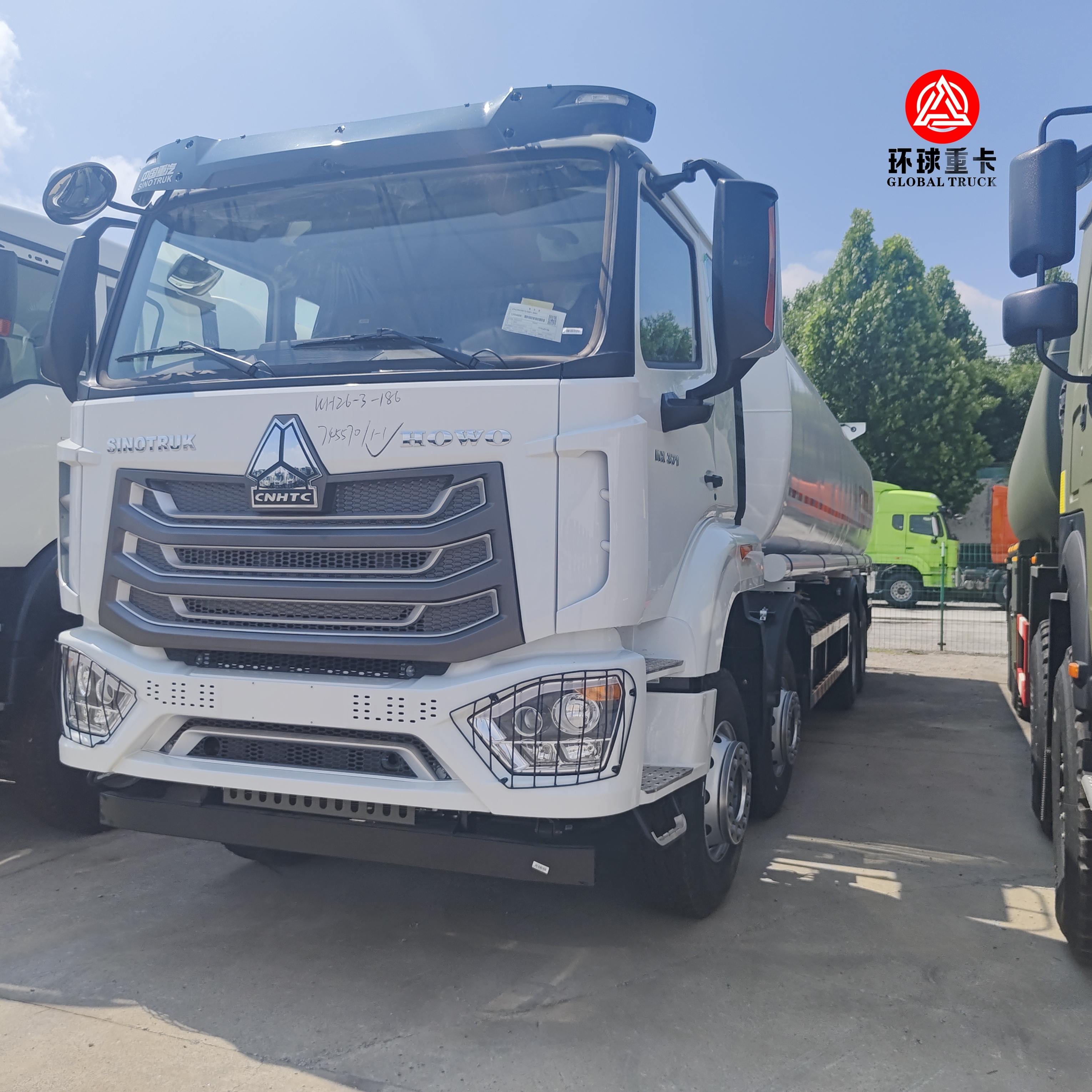 Ciężarówka cysterna na paliwo HOWO NX 8x4 30000L, ciężka cysterna dieslowa do transportu paliwa w Kenii