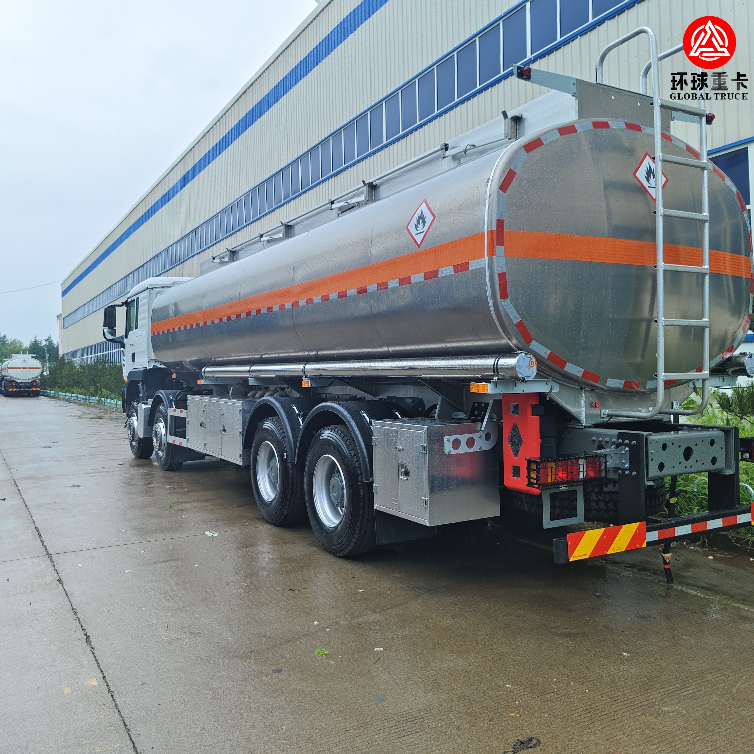 شاحنة قلابة HOWO TX 8×4 – شاحنة تفريغ ثقيلة SINOTRUK للتعدين والإنشاءات